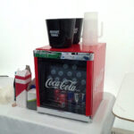 Scandomestic Cool Cube Coca Cola køleskab leje.