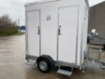 Toiletvogn VIP med to toiletter for kloak tilslutning , incl. mont/slutrengøring. Ex. transport.
