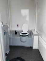 Toiletvogn VIP med to toiletter med tank, incl. mont og slut rengøring. Kørsel tilgår.