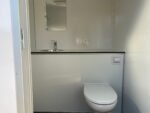 Badmobil badeværelse m. 1 toilet og brus. For kloak. Slutrengøring incl. transport tilgår. - Image 3