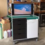 Messeskab med 40 LCD, Køleskab og 4G router.