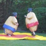 Sumodragter. 2. stk. + 2. hjelme + måtte.